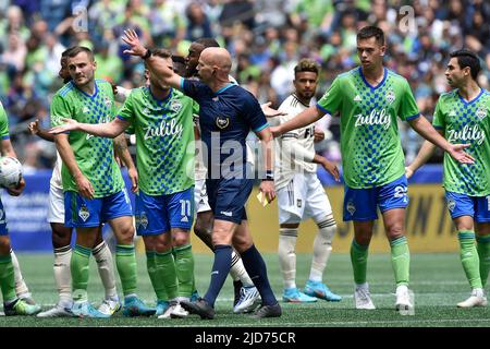 18. Juni 2022: Der Mittelfeldspieler Albert Rusnak von Seattle Sounders und Jackson Ragen, der Verteidiger von Seattle Sounders, plädierten beim MLS-Fußballspiel zwischen LAFC und Seattle Sounders im Lumen Field in Seattle, WA, bei einem offiziellen Spieler. Die Vereine kämpften bis zu einem Unentschieden von 1-1. Steve Faber/CSM Stockfoto