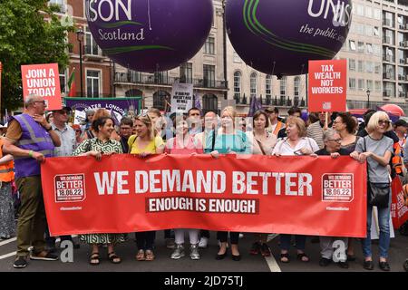 London, Großbritannien. 18.. Juni 2022. Die Demonstranten halten während der Kundgebung ein Banner. Tausende von Demonstranten marschierten während einer Kundgebung, die vom TUC (Trades Union Congress) organisiert wurde, durch das Zentrum Londons, um eine Aktion gegen die Kosten der Lebenskrise und höhere Löhne zu fordern. Kredit: SOPA Images Limited/Alamy Live Nachrichten Stockfoto