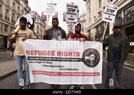 London, Großbritannien. 18.. Juni 2022. Die Demonstranten halten während der Kundgebung ein Banner. Tausende von Demonstranten marschierten während einer Kundgebung, die vom TUC (Trades Union Congress) organisiert wurde, durch das Zentrum Londons, um eine Aktion gegen die Kosten der Lebenskrise und höhere Löhne zu fordern. Kredit: SOPA Images Limited/Alamy Live Nachrichten Stockfoto