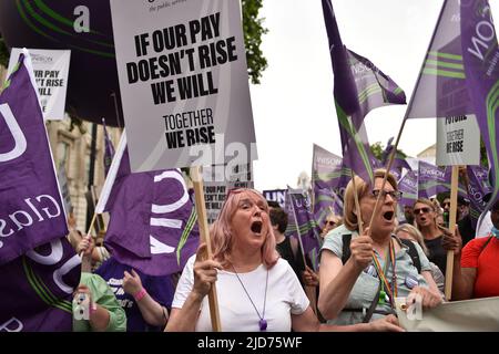 London, Großbritannien. 18.. Juni 2022. Die Demonstranten halten während der Kundgebung Plakate, auf denen ihre Meinung zum Ausdruck kommt. Tausende von Demonstranten marschierten während einer Kundgebung, die vom TUC (Trades Union Congress) organisiert wurde, durch das Zentrum Londons, um eine Aktion gegen die Kosten der Lebenskrise und höhere Löhne zu fordern. Kredit: SOPA Images Limited/Alamy Live Nachrichten Stockfoto