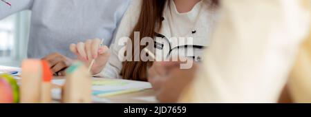 Gruppe von Studenten sitzen und studieren und lernen Zeichnen mit Lehrer zusammen im Klassenzimmer der Schule, Schüler Kreativität und Entwicklung für dra Stockfoto