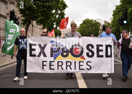 London, Großbritannien. 18.. Juni 2022. Die Demonstranten halten während der Kundgebung ein Banner. Tausende von Demonstranten marschierten während einer Kundgebung, die vom TUC (Trades Union Congress) organisiert wurde, durch das Zentrum Londons, um eine Aktion gegen die Kosten der Lebenskrise und höhere Löhne zu fordern. (Foto von Thomas Krych/SOPA Images/Sipa USA) Quelle: SIPA USA/Alamy Live News Stockfoto