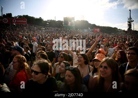 18. Juni 2022 2022, Lissabon, Portugal: Festivalbesucher besuchen am 18. Juni 2022 das Musikfestival Rock in Rio Lisboa in Lissabon, Portugal. Rock in Rio gilt als eines der größten Musikfestivals der Welt und findet am 18.., 19.., 25.. Und 26.. Juni 2022 in Lissabon statt. (Bild: © Pedro Fiuza/ZUMA Press Wire) Stockfoto