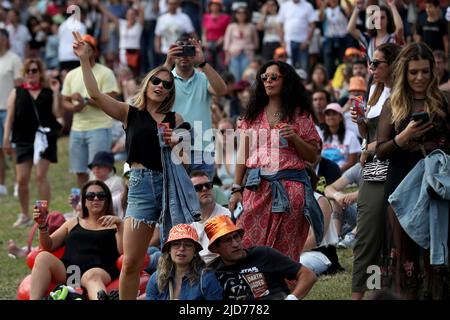 18. Juni 2022 2022, Lissabon, Portugal: Festivalbesucher besuchen am 18. Juni 2022 das Musikfestival Rock in Rio Lisboa in Lissabon, Portugal. Rock in Rio gilt als eines der größten Musikfestivals der Welt und findet am 18.., 19.., 25.. Und 26.. Juni 2022 in Lissabon statt. (Bild: © Pedro Fiuza/ZUMA Press Wire) Stockfoto