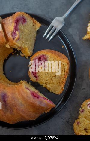 Süßer hausgemachtes Biskuitkuchen mit Himbeeren Stockfoto