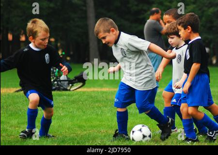 Junge Jungen kämpfen bei einem Jugendfußballspiel in heftigen Wettkämpfen Stockfoto