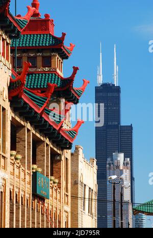 Zwei Kulturen scheinen nebeneinander zu existieren, da ein buddhistischer Tempel in Chinatown dem Willis Tower in Chicago gegenübergestellt wird Stockfoto