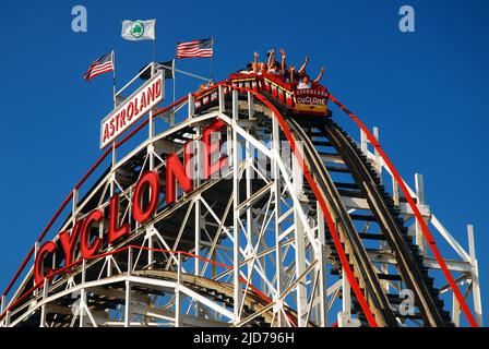 Die Fahrer freuen sich auf die erste Abfahrt auf der Cyclone-Achterbahn von Coney Island Stockfoto