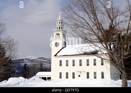 Das Fitzwilidam, New Hampshire Town Hall, wird in einem kirchenähnlichen Gebäude gehalten und liegt in den schneebedeckten Bergen von New England Stockfoto