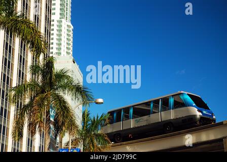 Der Miami Metromover gleitet durch die Innenstadt und bietet kostenlose Fahrten für alle, die das zentrale Geschäftsviertel erkunden möchten Stockfoto