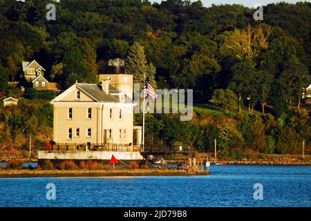 Der Rondout Lighthouse in der Nähe von Kingston, New York, unterstützt die Boote bei der Navigation durch die Gewässer des Hudson River Stockfoto