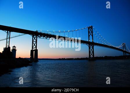 Unter der Bristol Mt Hope Bridge in Rhode Island beginnt der erste Morgengrauen Stockfoto