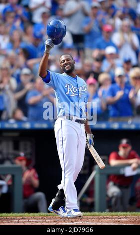 Kansas City, USA. 01. Oktober 2017. Lorenzo Cain von den Kansas City Royals kippt seinen Helm zum Jubel der Menge bei seinem ersten Schlägertreffen im Saisonfinale gegen die Arizona Diamondbacks am 1. Oktober 2017 im Kauffman Stadium in Kansas City, Missouri. (Foto von John Sleezer/The Kansas City Star/TNS/Sipa USA) Quelle: SIPA USA/Alamy Live News Stockfoto