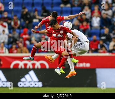 Harrison, NJ, USA. 18.. Juni 2022. Der New Yorker Red Bulls-Verteidiger Dylan Nealis (12) und der New Yorker Red Bulls-Mittelfeldspieler Omir Fernandez (21) kollidieren während eines MLS-Spiels zwischen dem Toronto FC und den New York Red Bulls in der Red Bull Arena in Harrison mit dem Toronto FC-Verteidiger Carlos Salcedo (3), NJ New York besiegte Toronto 2-0. Mike Langish/Cal Sport Media. Kredit: csm/Alamy Live Nachrichten Stockfoto