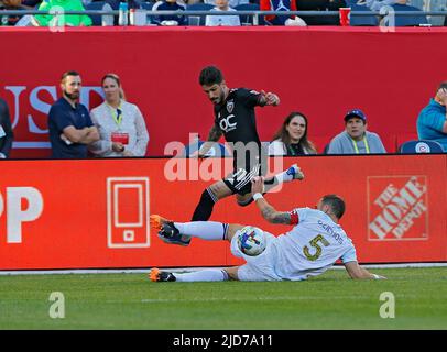 Chicago, USA, 18. Juni 2022. Taxiarchis Fountas von MLS DC United (11) springt während eines Spiels im Soldier Field in Chicago, IL, USA, gegen Rafael Czichos von Chicago Fire FC (5). Kredit: Tony Gadomski / All Sport Imaging / Alamy Live Nachrichten Stockfoto