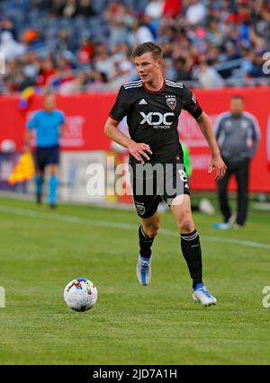 Chicago, USA, 18. Juni 2022. Chris Durkin von MLS DC United steuert den Ball gegen den Chicago Fire FC während eines Spiels im Soldier Field in Chicago, IL, USA. Kredit: Tony Gadomski / All Sport Imaging / Alamy Live Nachrichten Stockfoto