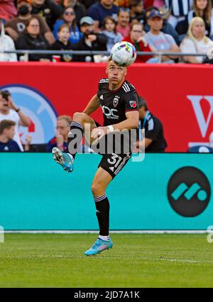 Chicago, USA, 18. Juni 2022. Julian Gressel von MLS DC United bereitet sich auf einen Pass während eines Spiels gegen den Chicago Fire FC im Soldier Field in Chicago, IL, USA, vor. Kredit: Tony Gadomski / All Sport Imaging / Alamy Live Nachrichten Stockfoto