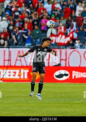 Chicago, USA, 18. Juni 2022. Sofiane Djeffal von MLS DC United steht bei einem Spiel gegen den Chicago Fire FC im Soldier Field in Chicago, IL, USA, an der Spitze des Balls. Kredit: Tony Gadomski / All Sport Imaging / Alamy Live Nachrichten Stockfoto