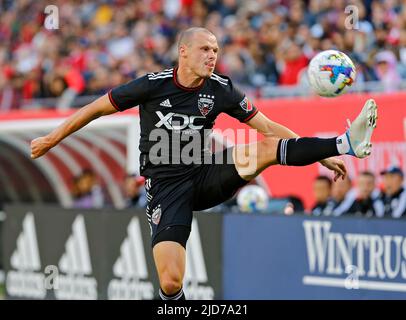 Chicago, USA, 18. Juni 2022. Chris Durkin von MLS DC United steuert den Ball gegen den Chicago Fire FC während eines Spiels im Soldier Field in Chicago, IL, USA. Kredit: Tony Gadomski / All Sport Imaging / Alamy Live Nachrichten Stockfoto