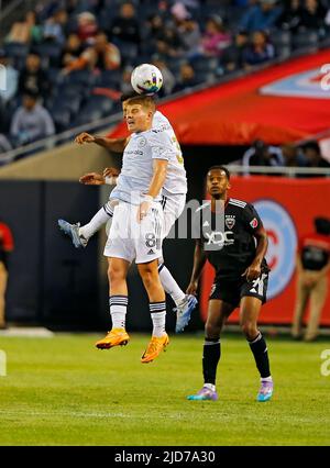 Chicago, USA, 18. Juni 2022. Chris Mueller (8) von MLS Chicago Fire FC führt den Ball während eines Spiels gegen DC United im Soldier Field in Chicago, IL, USA. Kredit: Tony Gadomski / All Sport Imaging / Alamy Live Nachrichten Stockfoto
