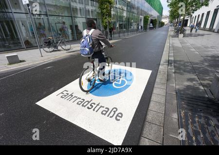 Koblenz, Deutschland. 09.. Juni 2022. Fahrradfahrer fahren in der Innenstadt von Koblenz entlang der Casinostraße, die kürzlich als Fahrradweg ausgewiesen wurde.(zu dpa: 'Side-by-side-cycling always allowed - More and more bicycle Lanes') Quelle: Thomas Frey/dpa/Alamy Live News Stockfoto