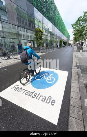 Koblenz, Deutschland. 09.. Juni 2022. Fahrradfahrer fahren in der Innenstadt von Koblenz entlang der Casinostraße, die kürzlich als Fahrradweg ausgewiesen wurde.(zu dpa: 'Side-by-side-cycling always allowed - More and more bicycle Lanes') Quelle: Thomas Frey/dpa/Alamy Live News Stockfoto