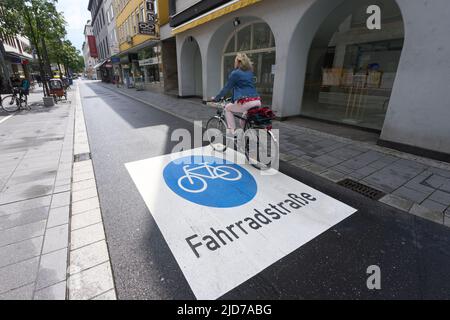 Koblenz, Deutschland. 09.. Juni 2022. Fahrradfahrer fahren in der Innenstadt von Koblenz entlang der Casinostraße, die kürzlich als Fahrradweg ausgewiesen wurde.(zu dpa: 'Side-by-side-cycling always allowed - More and more bicycle Lanes') Quelle: Thomas Frey/dpa/Alamy Live News Stockfoto