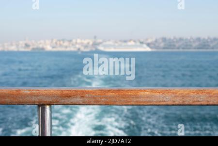 Leere Holzplattform vor dem Meereshintergrund im Inneren des Schiffes. Nahaufnahme Stockfoto