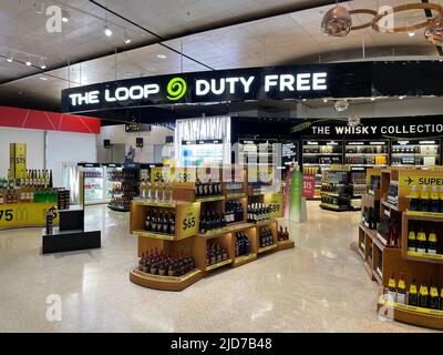 Auckland, Neuseeland - 3. Juni 2022: Duty Free Store am Flughafen Auckland Stockfoto