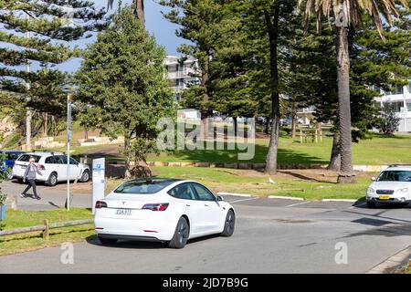2021 Modell weißes Tesla Modell 3 in einer Straße in Sydney, ist dieses Elektrofahrzeug eine viertürige Limousine, Australien Stockfoto