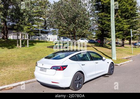 Tesla Modell 3 Elektroauto, Modell 2021, geparkt in Avalon Beach, Sydney, Australien Stockfoto
