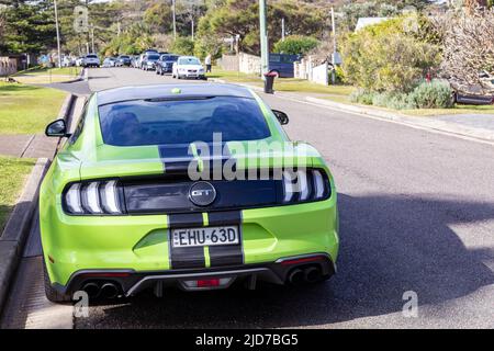 2020 Modell Ford Mustang 5,0 GT Coupé Auto in Limonengrün geparkt in einer Sydney Straße, NSW, Australien Stockfoto