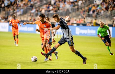 Chester, Pennsylvania, USA. 18.. Juni 2022. Am 18. Juni 2022 haben die Spieler Jack ELLIOTT (3) und JOSE MARTINEZ (8) von Chester PA-Philadelphia Union während des Spiels im Subaru Park gegen den Cincinnati FC BRANDON VAZQUEZ (19) im Einsatz (Bildnachweis: © Ricky Fitchett/ZUMA Press Wire) Stockfoto