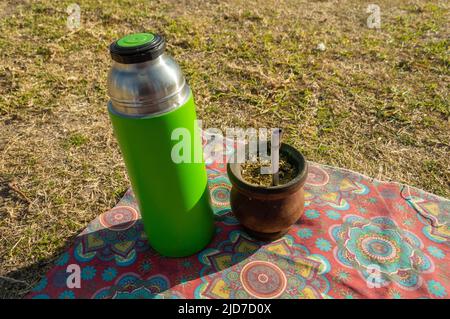 Trinken Mate auf dem Platz Stockfoto