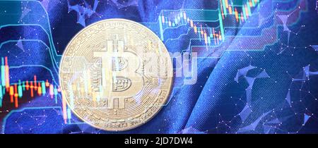 Bitcoins aus Gold mit Candle-Stick-Diagramm und digitalem Hintergrund. Bitcoins und neues Virtual Money-Konzept. Stockfoto