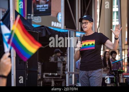 Chicago, Illinois, USA. 18.. Juni 2022. Chicagos First Lady, AMY ESHLEMAN 60, Partnerin von Mayor Lori Lightfoot, spricht beim Chicago Pride Fest vor einem vollbesetzten Publikum (Foto: © Chris Riha/ZUMA Press Wire) Stockfoto