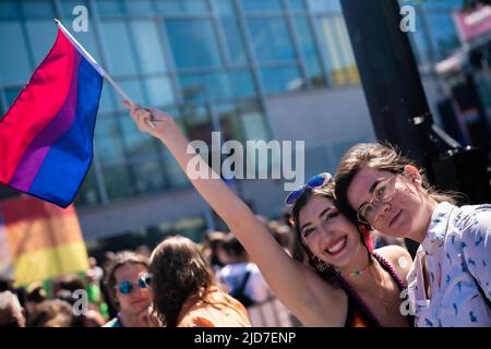 Chicago, Illinois, USA. 18.. Juni 2022. Nachdem das Chicago Pride Fest letztes Jahr bis Ocober verschoben wurde, ist es wieder im Juni und deutlich überfüllt als 2021. (Bild: © Chris Riha/ZUMA Press Wire) Stockfoto