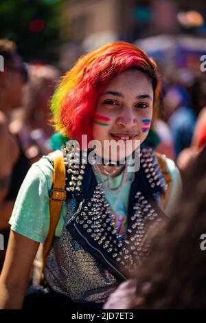 Chicago, Illinois, USA. 18.. Juni 2022. Nachdem das Chicago Pride Fest letztes Jahr bis Ocober verschoben wurde, ist es wieder im Juni und deutlich überfüllt als 2021. (Bild: © Chris Riha/ZUMA Press Wire) Stockfoto