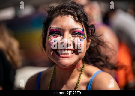 Chicago, Illinois, USA. 18.. Juni 2022. Nachdem das Chicago Pride Fest letztes Jahr bis Ocober verschoben wurde, ist es wieder im Juni und deutlich überfüllt als 2021. (Bild: © Chris Riha/ZUMA Press Wire) Stockfoto