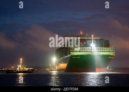 Das größte Frachtschiff der Welt, das Ace jemals hatte und den Rekord für die meisten auf ein einziges Schiff geladenen Container hält, kommt am Hafen von Felixstowe in Suffolk an, dem größten und verkehrsreichsten Containerhafen Großbritanniens. Bilddatum: Sonntag, 19. Juni 2022. Stockfoto