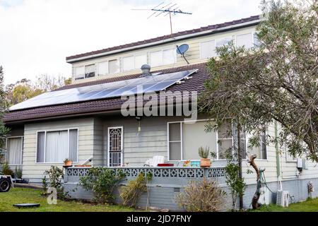 Sydney Haus mit Dach Sonnenkollektoren ausgestattet, Sydney, NSW, Australien Stockfoto