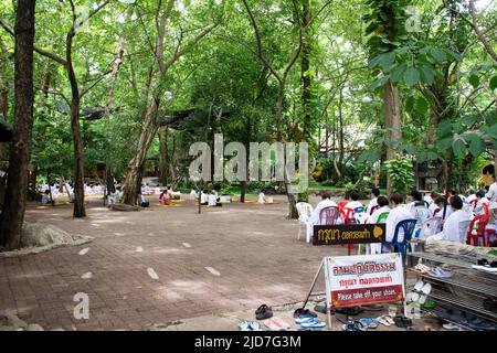 Thai-Leute beobachten religiös oder praktizieren Dharma und meditieren Respekt beten mit buddha-Statue in Meditation Boden Garten Park am Wat Sangkhat Stockfoto