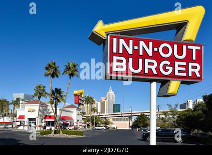 IN-N-OUT Burger in der Nähe des Tropicana Blvd, Las Vegas, Nevada, mit sich kreuzenden Palmen Stockfoto