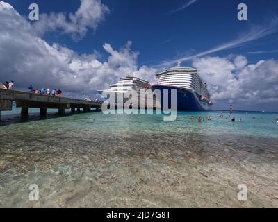 Zahlreiche Touristen verlassen zwei Kreuzfahrtschiffe am Morgen (Grand Turk, Turks und Caicos). Stockfoto