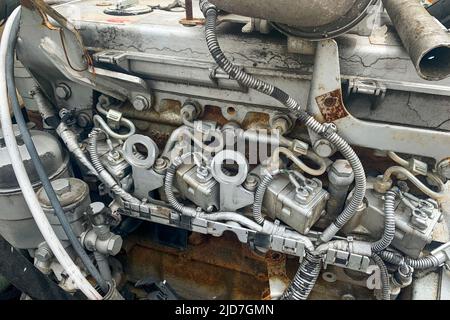 Nahaufnahme der Bergungsanlage von kaputten Autoteilen, schmutziger Motor eines abgestürzten LKWs auf der Autoabfuhr, Ersatzteile für Automobile, Wiederverwendung von Ersatzteilen von zerstörten Fahrzeugen. Stockfoto