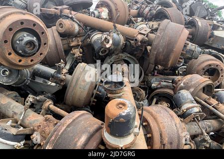 Schwere LKW-Hinterachse, gebrauchte Auto-Ersatzteile für die Wiederverwendung, Ersatzteile von beschädigten Fahrzeugen auf Junk-Yard oder Auto-Dump Stockfoto