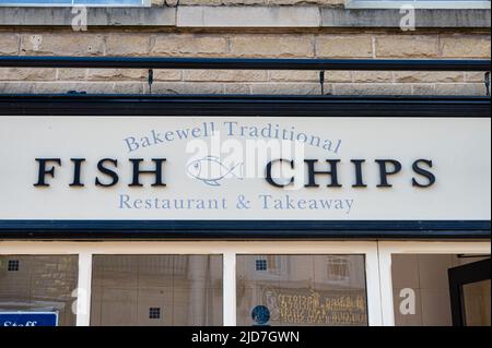 Bakewell, Großbritannien - 15. Mai 2022: Das traditionelle Fish and Chips Restaurant in Bakewell. Stockfoto