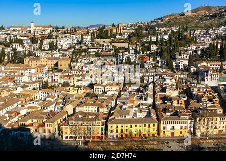 Luftaufnahme der Altstadt von Albaicin in Granada neben der Alhambra. Stockfoto