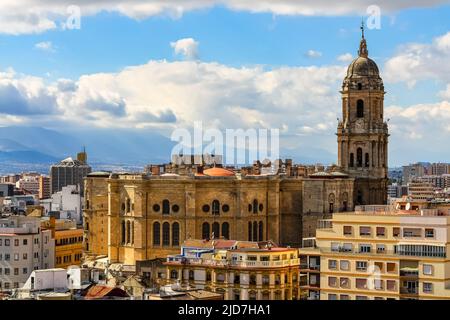 Kathedrale der Stadt Malaga an einem sonnigen Tag mit Wolken in den Bergen. Stockfoto
