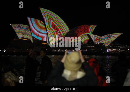 Sydney, Australien. 18.. Juni 2022. Der letzte Tag von Vivid. Vivid Sydney 2022 lief vom 27. Mai bis zum 18. Juni 2022. Im Bild: Sydney Opera House. Kredit: Richard Milnes/Alamy Live Nachrichten Stockfoto